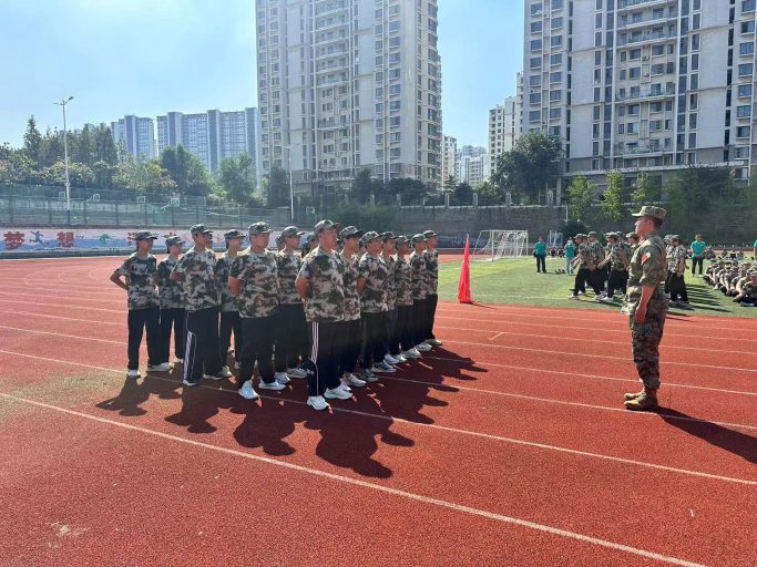 少年当磨砺，青春正启航——记青岛志贤中学2024级高一新生军训汇演